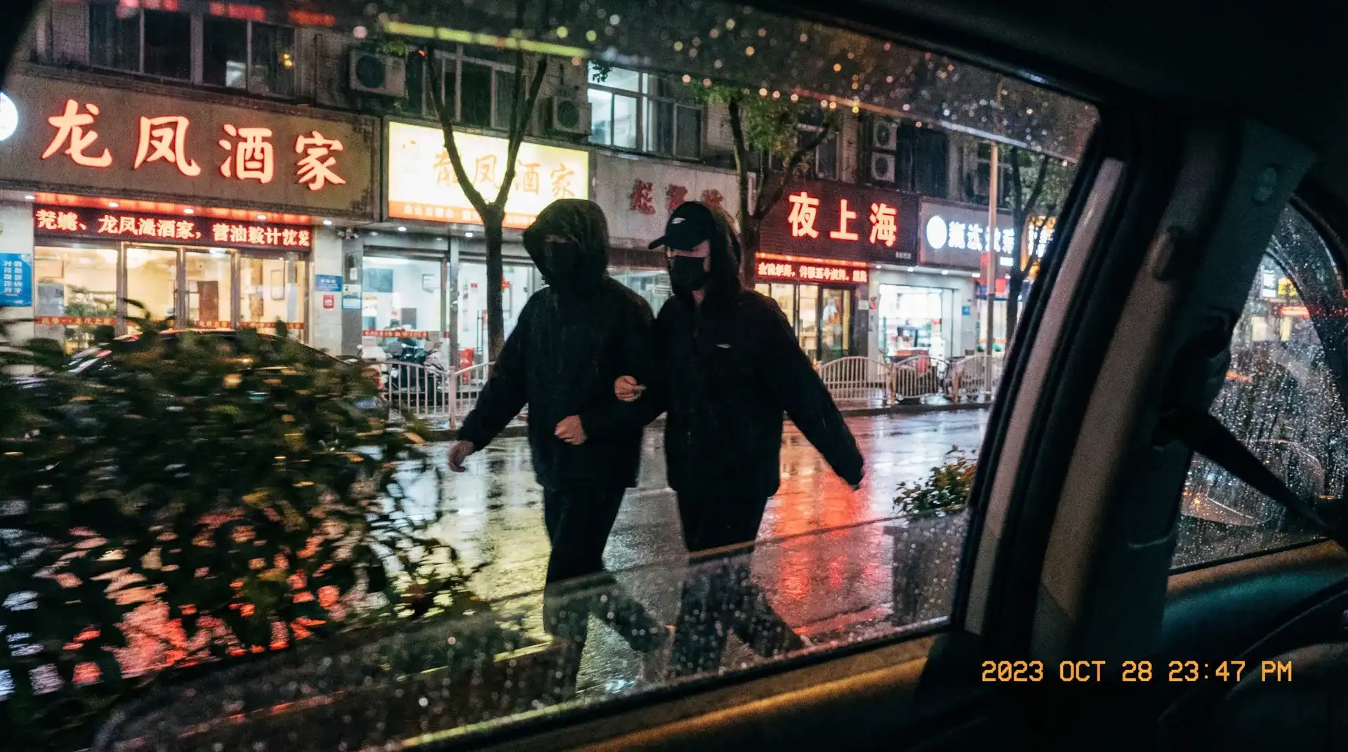 Stake网址 - 顶流明星深夜密会现场抓拍照片